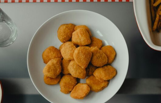 Συνταγή για τέλεια σπιτικά nuggets κοτόπουλου. Είναι τραγανά από έξω και μαλακά και ζουμερά στο εσωτερικό τους.