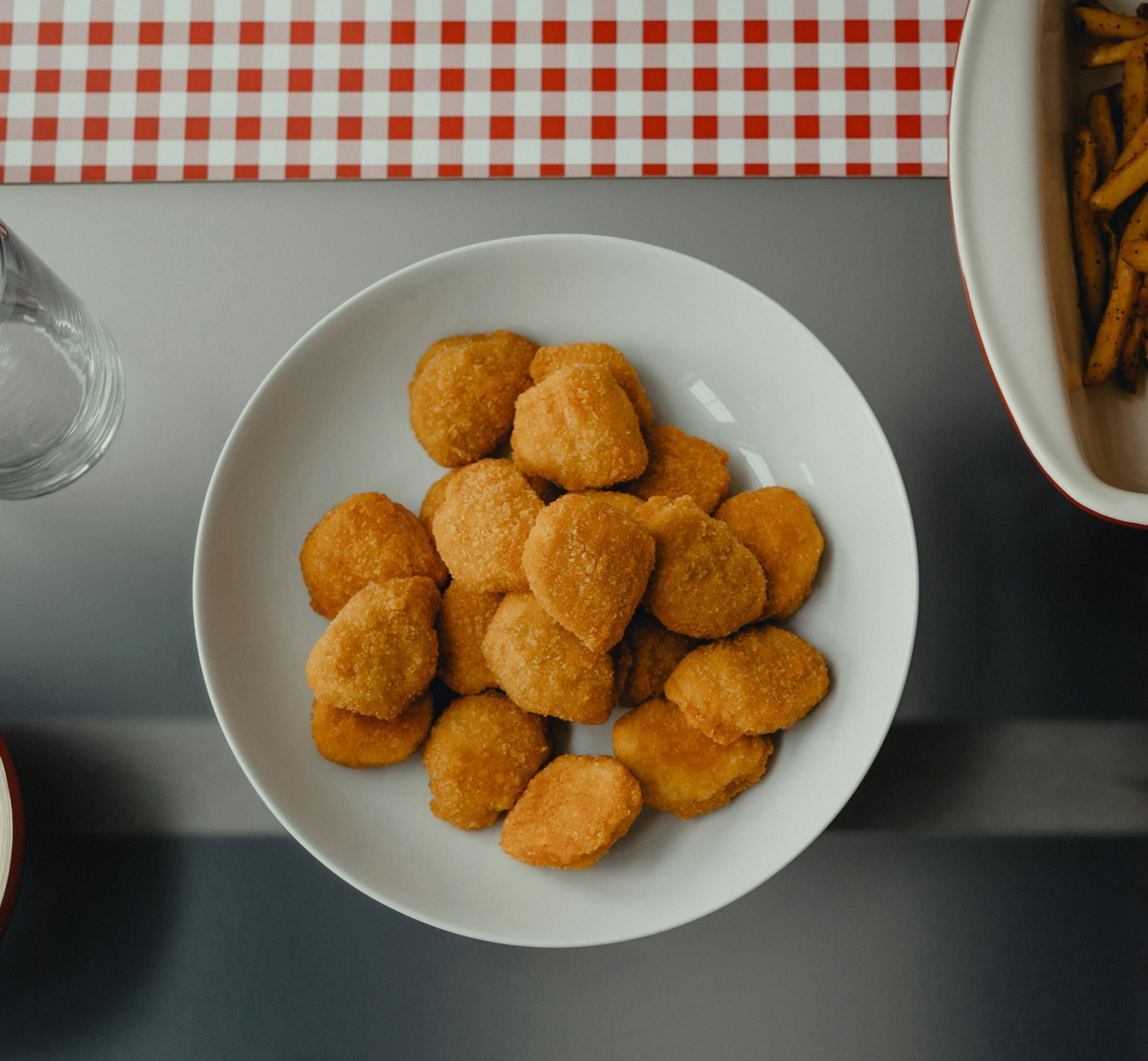 Συνταγή για τέλεια σπιτικά nuggets κοτόπουλου. Είναι τραγανά από έξω και μαλακά και ζουμερά στο εσωτερικό τους.