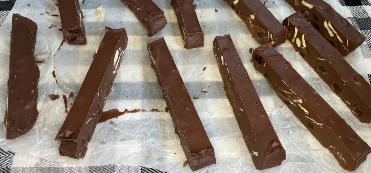 Δοκιμάστε αυτές τις υπέροχες σοκολατένιες μπάρες με ταχίνι και ξηρούς καρπούς. Με 3 μόνο υλικά θα τις λατρέψετε.