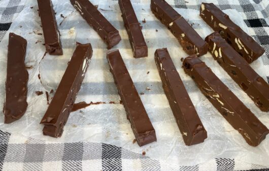 Δοκιμάστε αυτές τις υπέροχες σοκολατένιες μπάρες με ταχίνι και ξηρούς καρπούς. Με 3 μόνο υλικά θα τις λατρέψετε.