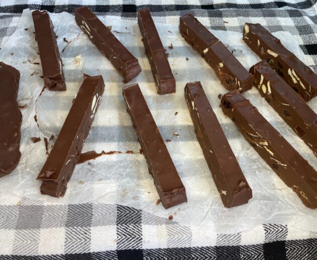 Δοκιμάστε αυτές τις υπέροχες σοκολατένιες μπάρες με ταχίνι και ξηρούς καρπούς. Με 3 μόνο υλικά θα τις λατρέψετε.