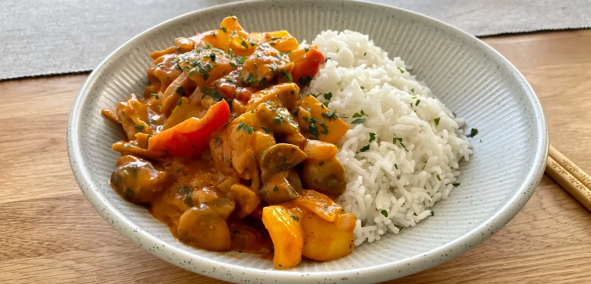 Δοκιμάστε μια πεντανόστιμη συνταγή για κοτόπουλο με κρέμα γάλακτος, πιπεριές που συνοδεύεται μοναδικά με ρύζι μπασμάτι.