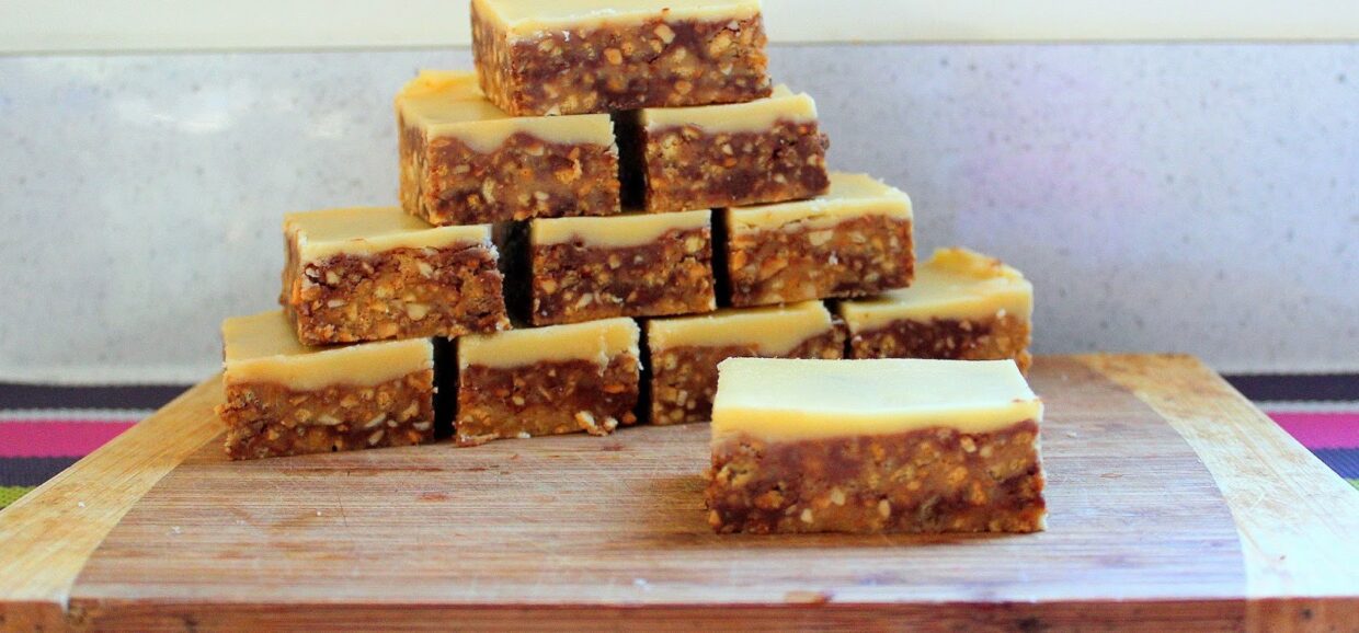 Δοκιμάστε μια έυκολη συνταγή για μπάρες σοκολάτας με φιστίκια πίνατς. Έτοιμες σε 15 μόνο λεπτά.