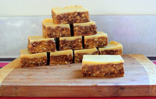 Δοκιμάστε μια έυκολη συνταγή για μπάρες σοκολάτας με φιστίκια πίνατς. Έτοιμες σε 15 μόνο λεπτά.