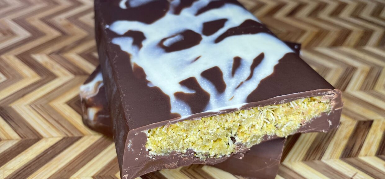 Συνταγή για τη πιο διάσημη σοκολάτα ντουμπάι. Ένας υπέροχος συνδυασμός πραλίνας φιστικιού Αιγίνης, σοκολάτας και κανταϊφιού.