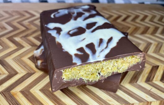 Συνταγή για τη πιο διάσημη σοκολάτα ντουμπάι. Ένας υπέροχος συνδυασμός πραλίνας φιστικιού Αιγίνης, σοκολάτας και κανταϊφιού.