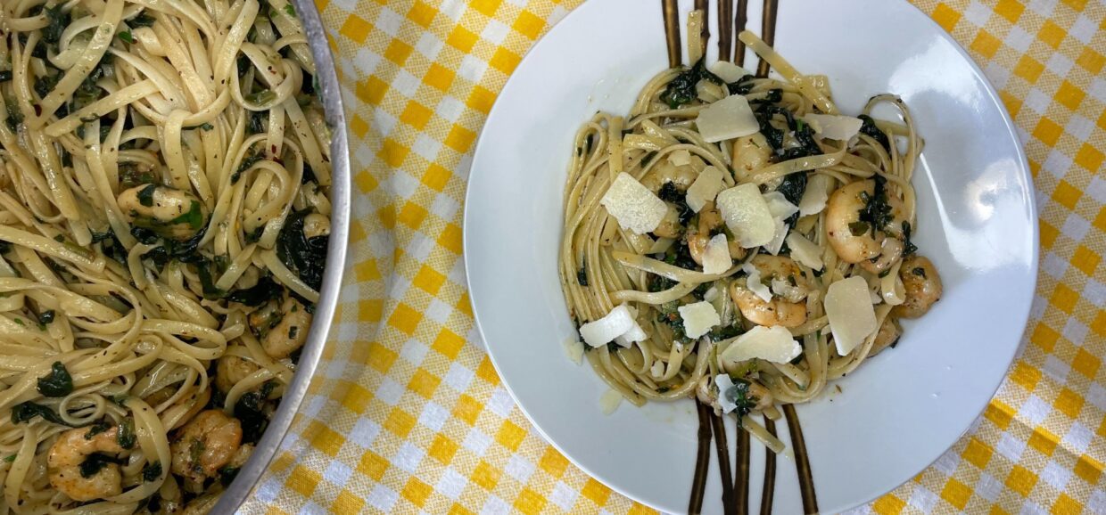 Δοκιμάστε μια εύκολη συνταγή για γαριδομακαρονάδα με σπανάκι. Είναι βουτυρένια και δένει υπέροχα με το χυμό λεμονιού και τη παρμεζάνα.