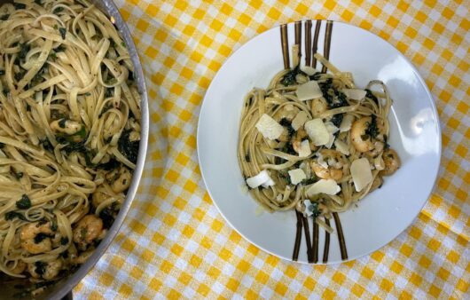 Δοκιμάστε μια εύκολη συνταγή για γαριδομακαρονάδα με σπανάκι. Είναι βουτυρένια και δένει υπέροχα με το χυμό λεμονιού και τη παρμεζάνα.