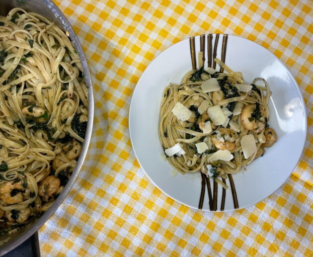 Δοκιμάστε μια εύκολη συνταγή για γαριδομακαρονάδα με σπανάκι. Είναι βουτυρένια και δένει υπέροχα με το χυμό λεμονιού και τη παρμεζάνα.