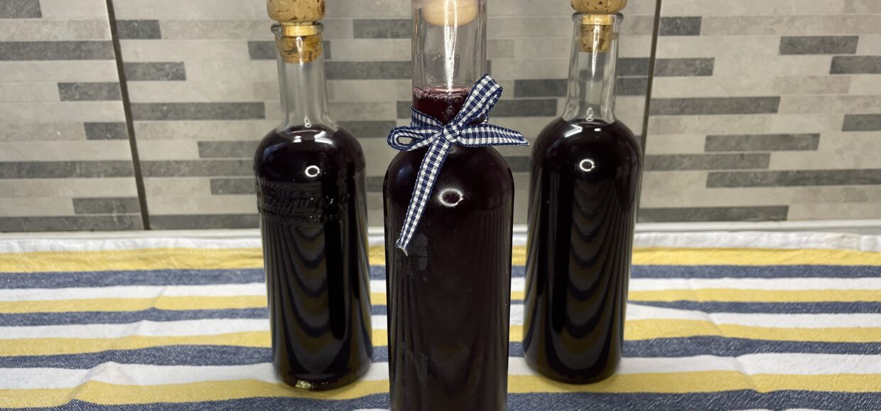 Λικέρ ρόδι με τσίπουρο και κρασί. Είναι αρωματισμένο με πορτοκάλι, βανίλια και αμπαρόριζα και θα το λατρέψεται σίγουρα.