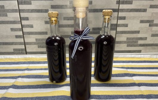 Λικέρ ρόδι με τσίπουρο και κρασί. Είναι αρωματισμένο με πορτοκάλι, βανίλια και αμπαρόριζα και θα το λατρέψεται σίγουρα.