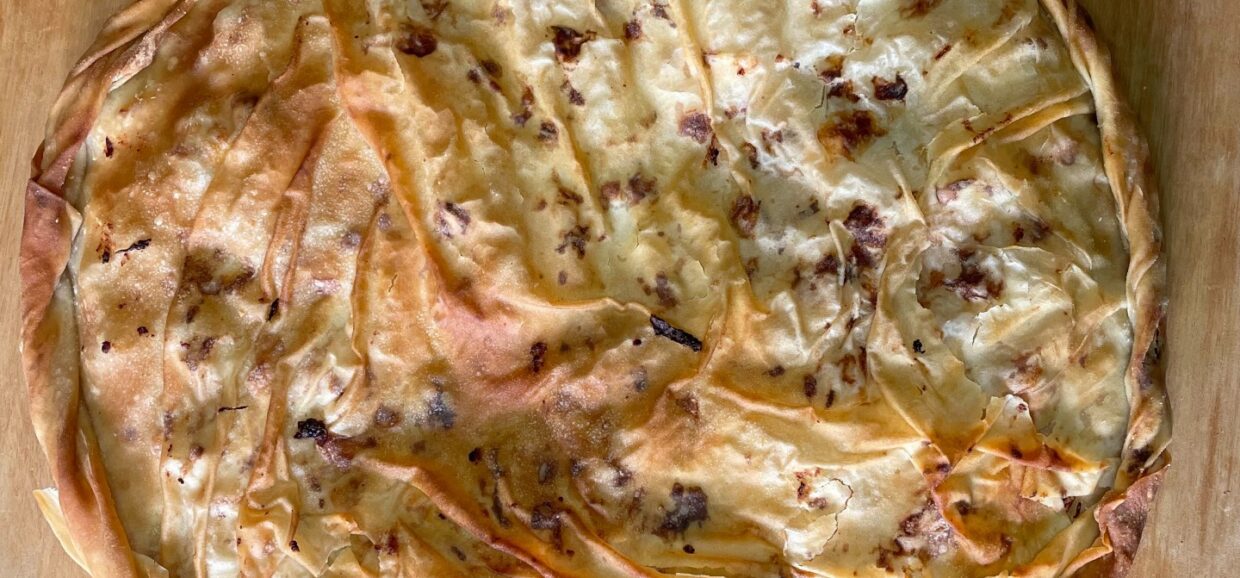 Δοκιμάστε μια συνταγή για παραδοσιακή λαχανόπιτα με χειροποίητο τραγανό φύλλο και υπέροχη γέμιση με λάχανο και φέτα.
