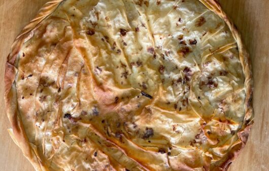 Δοκιμάστε μια συνταγή για παραδοσιακή λαχανόπιτα με χειροποίητο τραγανό φύλλο και υπέροχη γέμιση με λάχανο και φέτα.