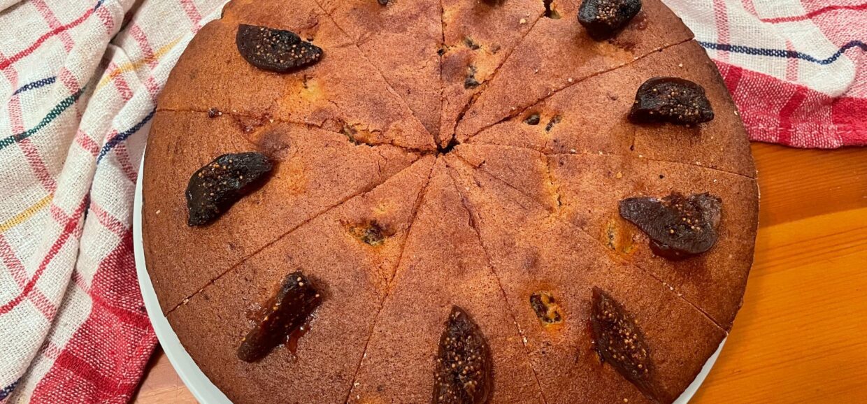 Φτιάξτε αυτή την συνταγή για κέικ με μαρμελάδα σύκο και αποξηραμένα μαριναρισμένα σύκα σε κονιάκ.