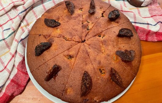 Φτιάξτε αυτή την συνταγή για κέικ με μαρμελάδα σύκο και αποξηραμένα μαριναρισμένα σύκα σε κονιάκ.