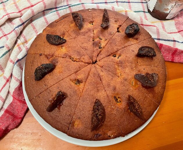 Φτιάξτε αυτή την συνταγή για κέικ με μαρμελάδα σύκο και αποξηραμένα μαριναρισμένα σύκα σε κονιάκ.