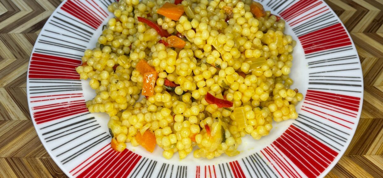 Κουσκούς με λαχανικά και κάρι. Σε μόλις 20 λεπτά θα έχετε ένα υπέροχο υγιεινό κυρίως γεύμα ή συνοδευτικό.