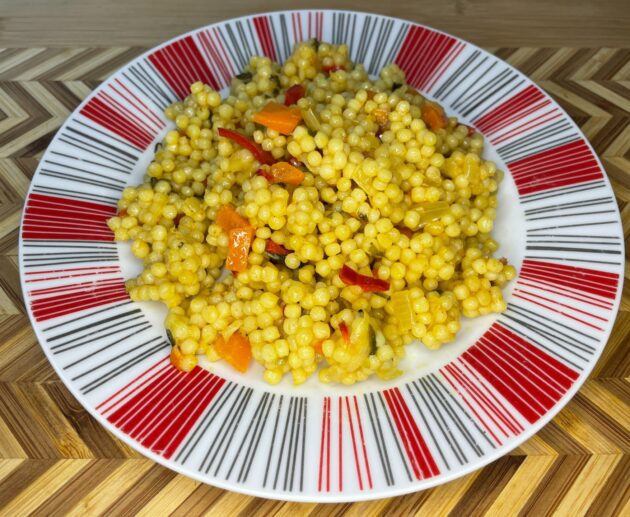 Κουσκούς με λαχανικά και κάρι. Σε μόλις 20 λεπτά θα έχετε ένα υπέροχο υγιεινό κυρίως γεύμα ή συνοδευτικό.