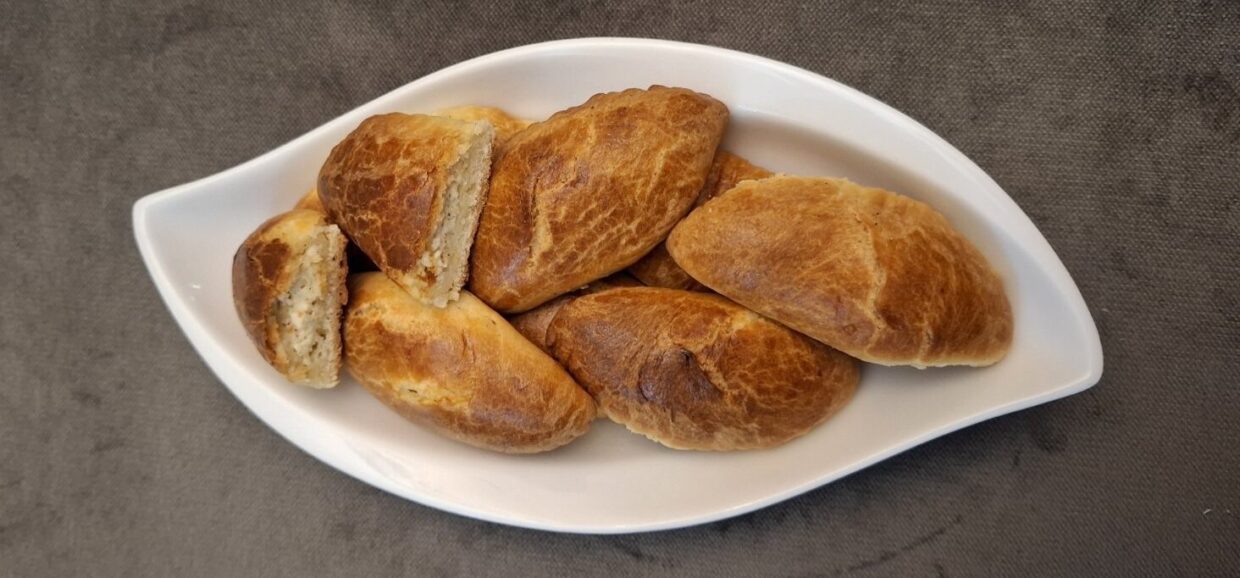 Τυροπιτάκια με μαγιά. Είναι αφράτα και κάθε μπουκιά συνδυάζει την υπέροζη υφή της ζύμης με την φέτα, το μοσχοκάρυδο και το πιπέρι.