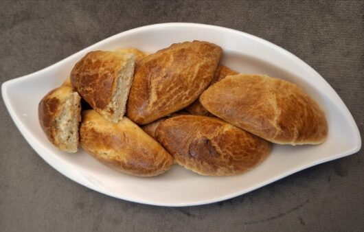 Τυροπιτάκια με μαγιά. Είναι αφράτα και κάθε μπουκιά συνδυάζει την υπέροζη υφή της ζύμης με την φέτα, το μοσχοκάρυδο και το πιπέρι.