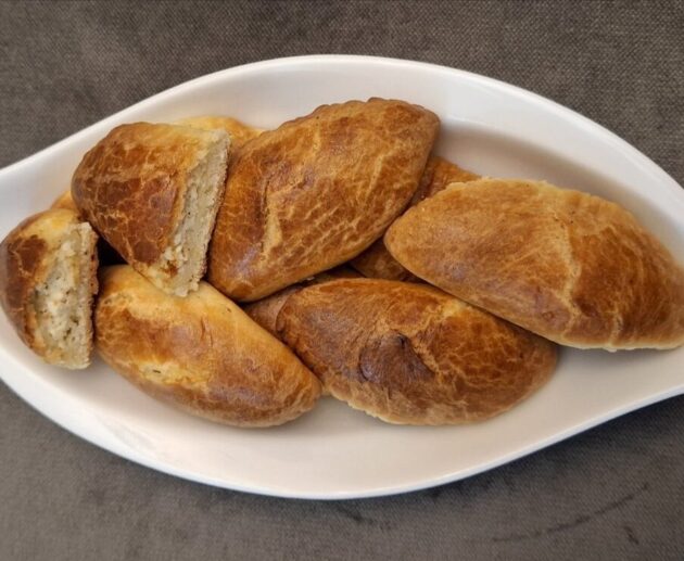 Τυροπιτάκια με μαγιά. Είναι αφράτα και κάθε μπουκιά συνδυάζει την υπέροζη υφή της ζύμης με την φέτα, το μοσχοκάρυδο και το πιπέρι.