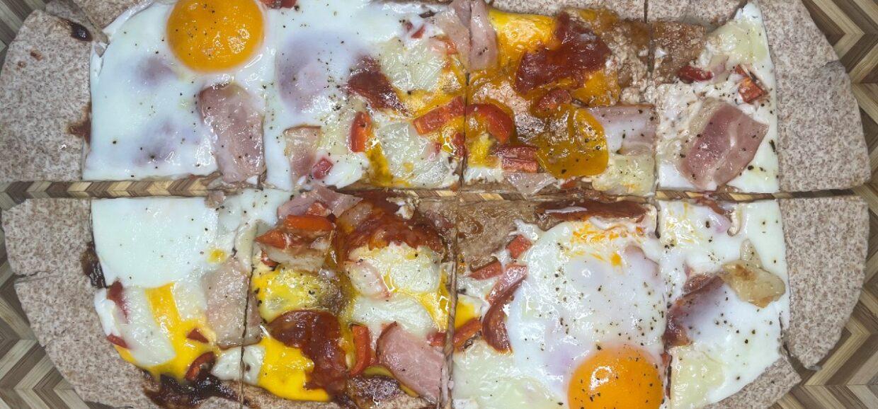 Αυτό το εύκολο σνακ πρέπει να το δοκιμάσετε όλοι. Φτιάξτε πίτσα με τορτίγιες, κίτρινο τυρί, τσορίθο, σάλτσα μπάρμπεκιου και αυγά. 