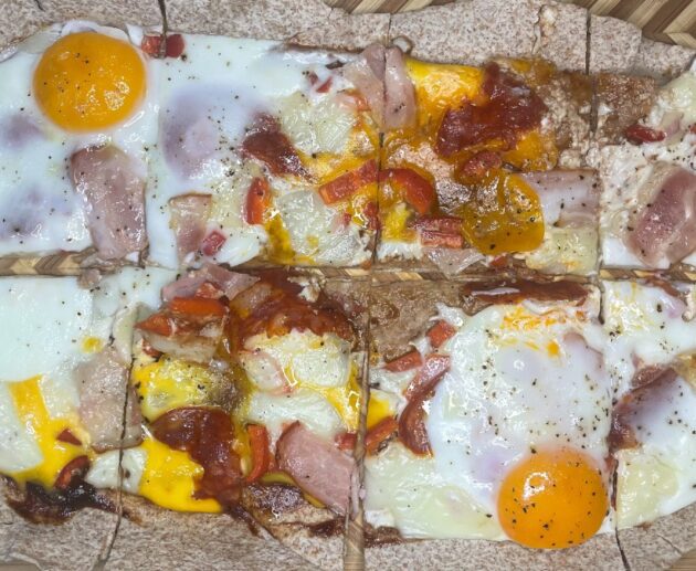 Αυτό το εύκολο σνακ πρέπει να το δοκιμάσετε όλοι. Φτιάξτε πίτσα με τορτίγιες, κίτρινο τυρί, τσορίθο, σάλτσα μπάρμπεκιου και αυγά. 