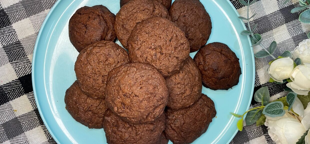Τέλεια vegan soft cookies. Μαλακά στο εσωτερικό τους και ελαφρώς τραγανά στο εξωτερικό τους που έχουν τη γεύση των κλασικών cookies!