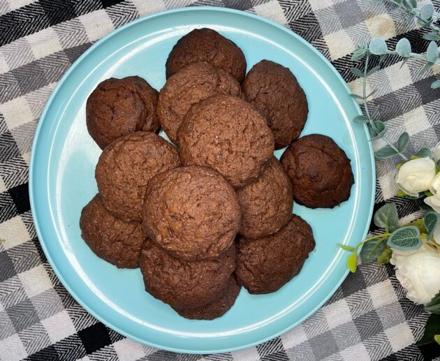 Τέλεια vegan soft cookies. Μαλακά στο εσωτερικό τους και ελαφρώς τραγανά στο εξωτερικό τους που έχουν τη γεύση των κλασικών cookies!