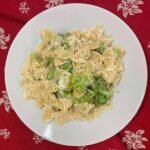 Εύκολη συνταγή για ζυμαρικά farfalle με μπρόκολο, πλούσια σάλτσα κρέμας και παρμεζάνα. Ένα γρήγορο και απολαυστικό πιάτο για κάθε μέρα!