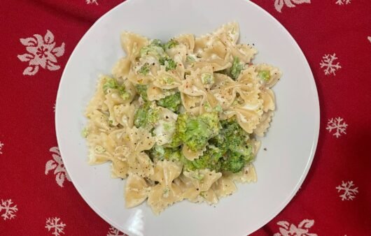 Εύκολη συνταγή για ζυμαρικά farfalle με μπρόκολο, πλούσια σάλτσα κρέμας και παρμεζάνα. Ένα γρήγορο και απολαυστικό πιάτο για κάθε μέρα!