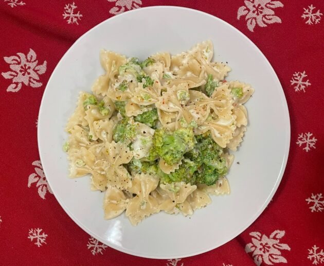 Εύκολη συνταγή για ζυμαρικά farfalle με μπρόκολο, πλούσια σάλτσα κρέμας και παρμεζάνα. Ένα γρήγορο και απολαυστικό πιάτο για κάθε μέρα!