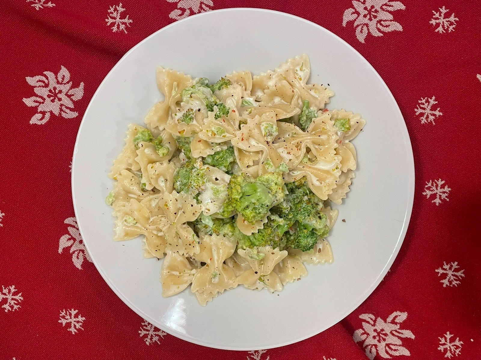 Εύκολη συνταγή για ζυμαρικά farfalle με μπρόκολο, πλούσια σάλτσα κρέμας και παρμεζάνα. Ένα γρήγορο και απολαυστικό πιάτο για κάθε μέρα!