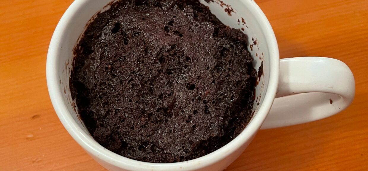 Αυτό το κέικ σοκολάτας στο φούρνο μικροκυμάτων είναι μια συνταγή για όταν χρειάζομαι ένα επιδόρπιο που είναι έτοιμο σε λιγότερο από 10 λεπτά!