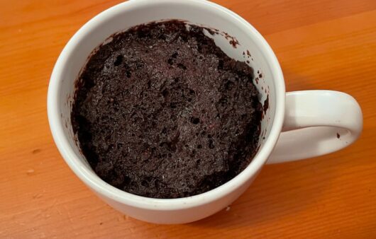 Αυτό το κέικ σοκολάτας στο φούρνο μικροκυμάτων είναι μια συνταγή για όταν χρειάζομαι ένα επιδόρπιο που είναι έτοιμο σε λιγότερο από 10 λεπτά!