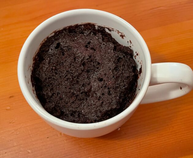 Αυτό το κέικ σοκολάτας στο φούρνο μικροκυμάτων είναι μια συνταγή για όταν χρειάζομαι ένα επιδόρπιο που είναι έτοιμο σε λιγότερο από 10 λεπτά!