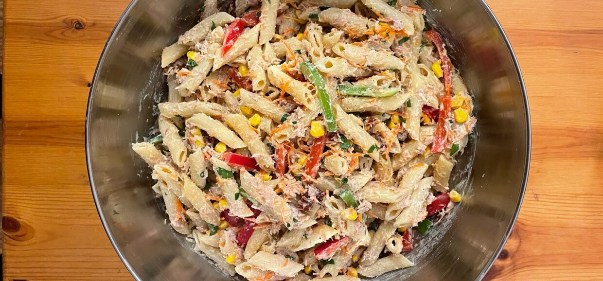 Δοκιμάστε μια υπέροχη συνταγή για μακαρονοσαλάτα με τόνο, τυρί κρέμα, πιπεριές, λιαστή ντομάτα και μερικά έξτρα υλικά που δένουν μοναδικά μεταξύ τους.