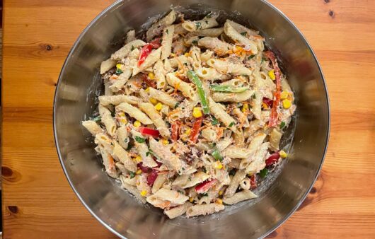 Δοκιμάστε μια υπέροχη συνταγή για μακαρονοσαλάτα με τόνο, τυρί κρέμα, πιπεριές, λιαστή ντομάτα και μερικά έξτρα υλικά που δένουν μοναδικά μεταξύ τους.