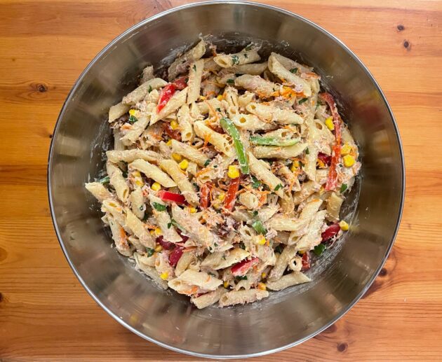 Δοκιμάστε μια υπέροχη συνταγή για μακαρονοσαλάτα με τόνο, τυρί κρέμα, πιπεριές, λιαστή ντομάτα και μερικά έξτρα υλικά που δένουν μοναδικά μεταξύ τους.