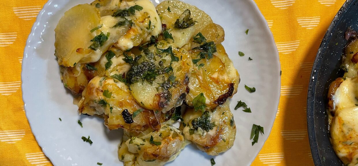 Ένα από τα πιο κόμφορτ και εύκολα φαγητά είναι οι πατάτες με κίτρινο τυρί. Φαγητό για όλη την οικογένεια σε λίγα μόλις λεπτά.