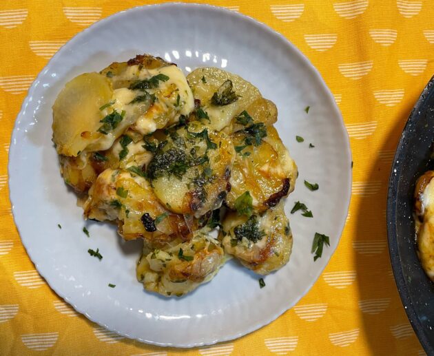 Ένα από τα πιο κόμφορτ και εύκολα φαγητά είναι οι πατάτες με κίτρινο τυρί. Φαγητό για όλη την οικογένεια σε λίγα μόλις λεπτά.