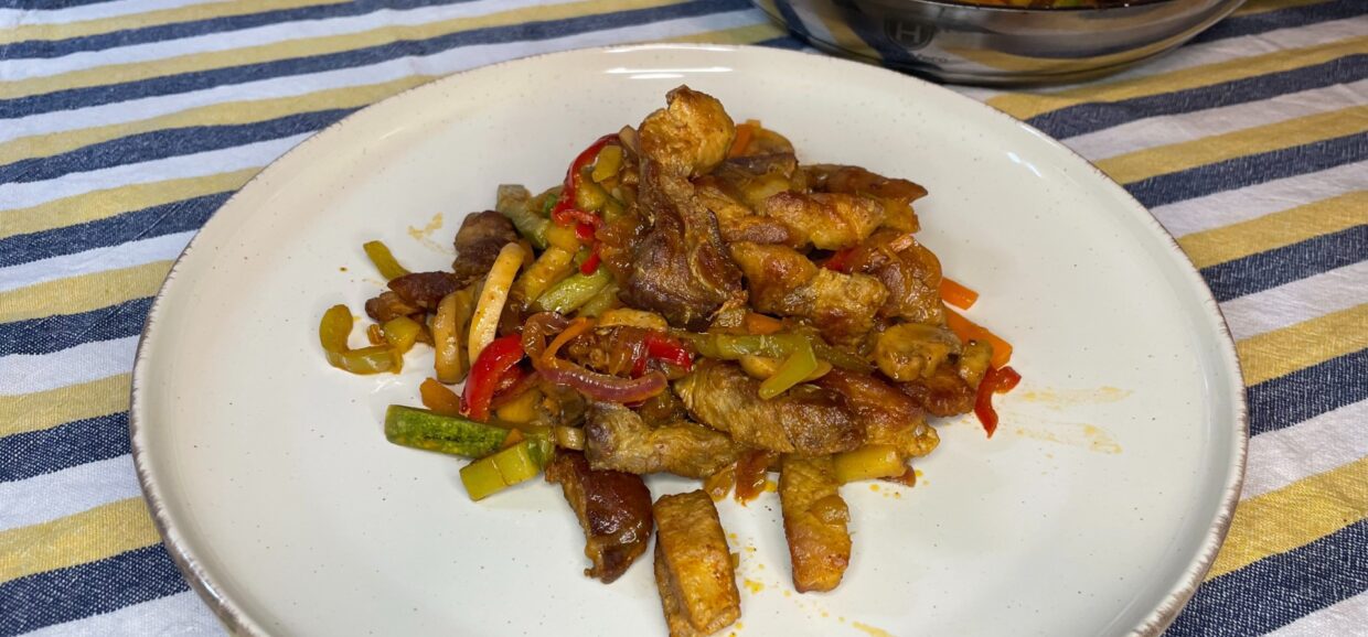 Χοιρινές μπριζόλες κομμένες σε λωρίδες και μαγειρεμένες με λαχανικά, μέλι, χυμό λεμονιού και σάλτσα σόγιας. Ένα υπέροχο πολύχρωμο και γευστικό πιάτο.