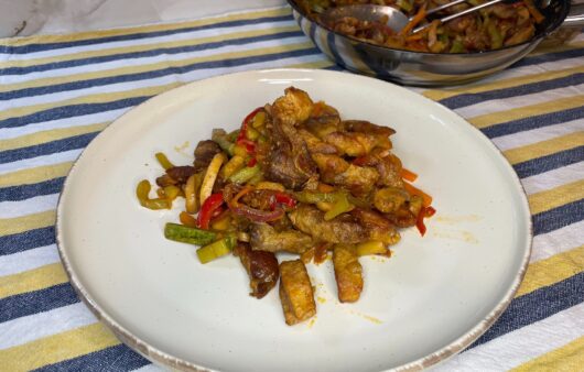 Χοιρινές μπριζόλες κομμένες σε λωρίδες και μαγειρεμένες με λαχανικά, μέλι, χυμό λεμονιού και σάλτσα σόγιας. Ένα υπέροχο πολύχρωμο και γευστικό πιάτο.