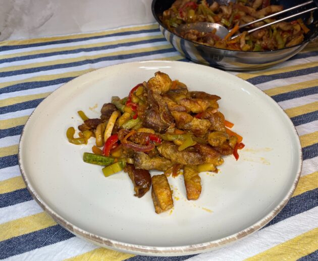 Χοιρινές μπριζόλες κομμένες σε λωρίδες και μαγειρεμένες με λαχανικά, μέλι, χυμό λεμονιού και σάλτσα σόγιας. Ένα υπέροχο πολύχρωμο και γευστικό πιάτο.