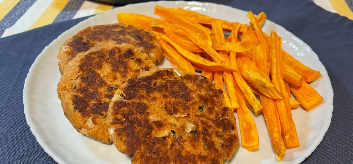 Συνταγή για μοναδικά μπιφτέκια τόνου. Απολαύστε τα βουτηγμένα σε κέτσαπ, μουστάρδα ή σε καυτερή σάλτσα. Ταιριάζουνε υπέροχα και σε σάντουιτς.