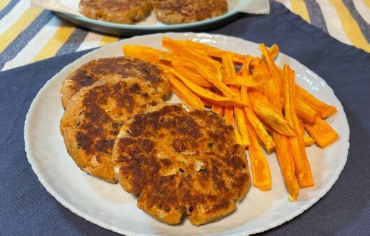 Συνταγή για μοναδικά μπιφτέκια τόνου. Απολαύστε τα βουτηγμένα σε κέτσαπ, μουστάρδα ή σε καυτερή σάλτσα. Ταιριάζουνε υπέροχα και σε σάντουιτς.