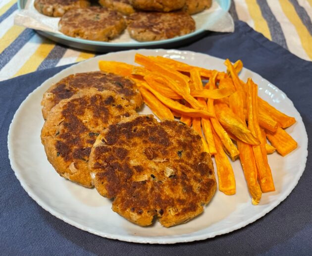 Συνταγή για μοναδικά μπιφτέκια τόνου. Απολαύστε τα βουτηγμένα σε κέτσαπ, μουστάρδα ή σε καυτερή σάλτσα. Ταιριάζουνε υπέροχα και σε σάντουιτς.