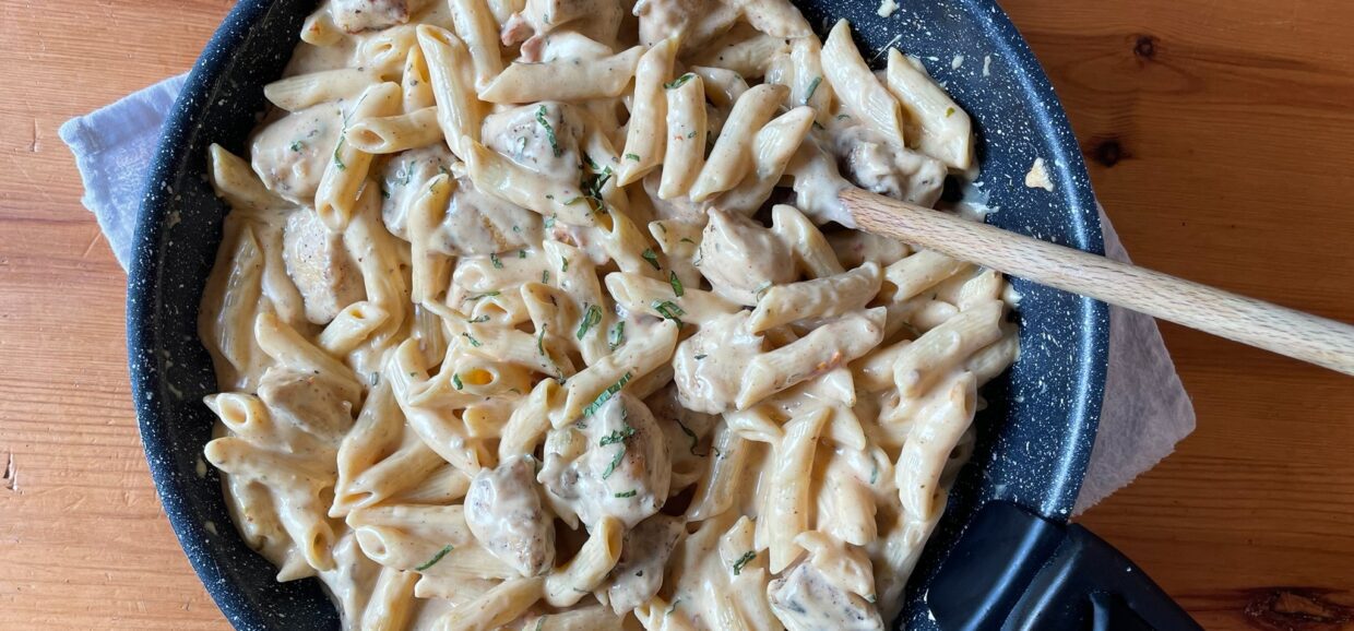 Συνταγή για πένες με κοτόπουλο, κρέμα γάλακτος, τυρί κρέμα, λιαστή ντομάτα και υπέροχα μυρωδικά.