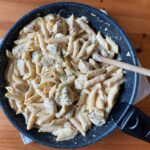 Συνταγή για πένες με κοτόπουλο, κρέμα γάλακτος, τυρί κρέμα, λιαστή ντομάτα και υπέροχα μυρωδικά.