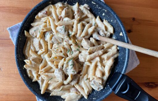 Συνταγή για πένες με κοτόπουλο, κρέμα γάλακτος, τυρί κρέμα, λιαστή ντομάτα και υπέροχα μυρωδικά.